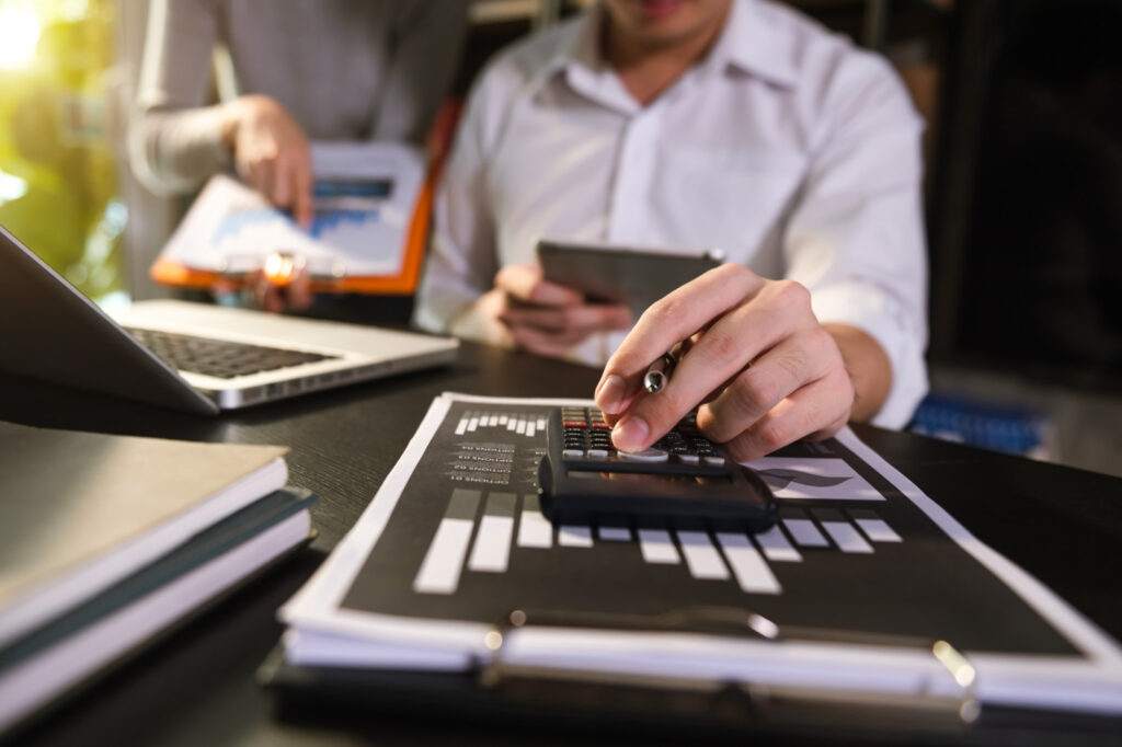 CBS e IBS em empresas de serviço: como a nova tributação impacta contratos e faturamento